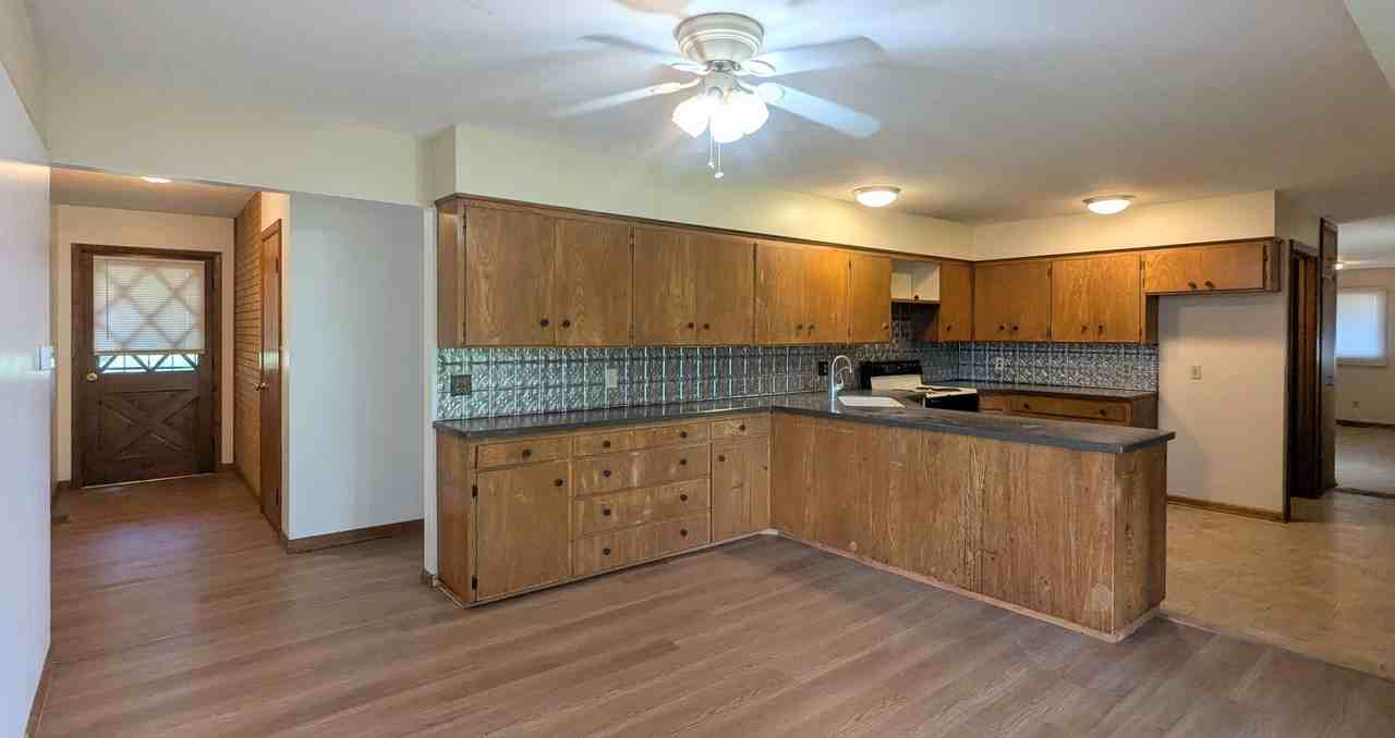 320 S Dilley St - Photo 5 of 31