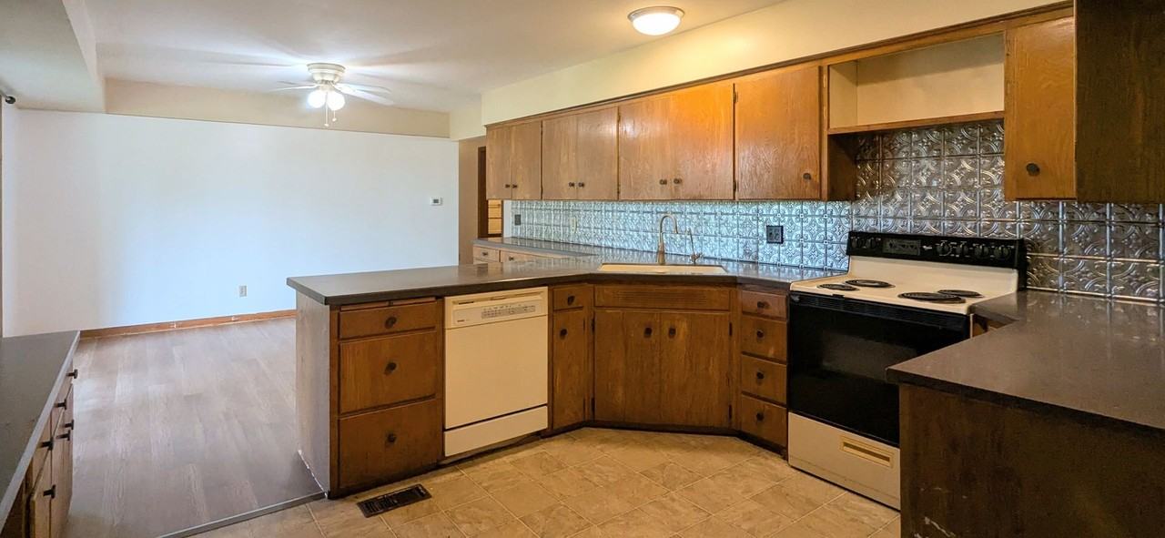 320 S Dilley St - Photo 6 of 31
