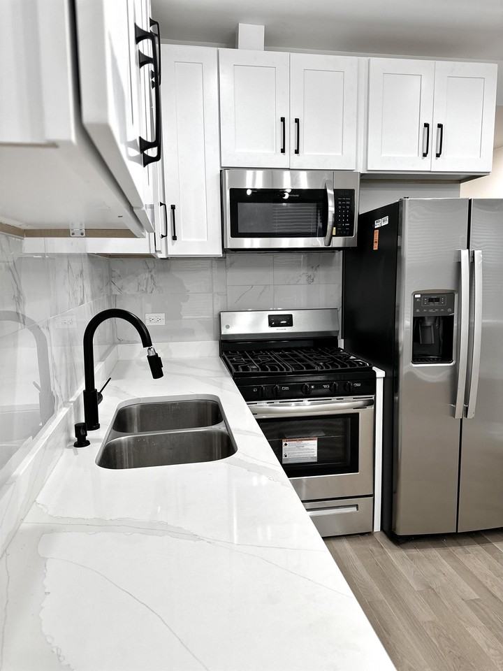 2946 N Rockwell St #3 - Photo 7 of 13