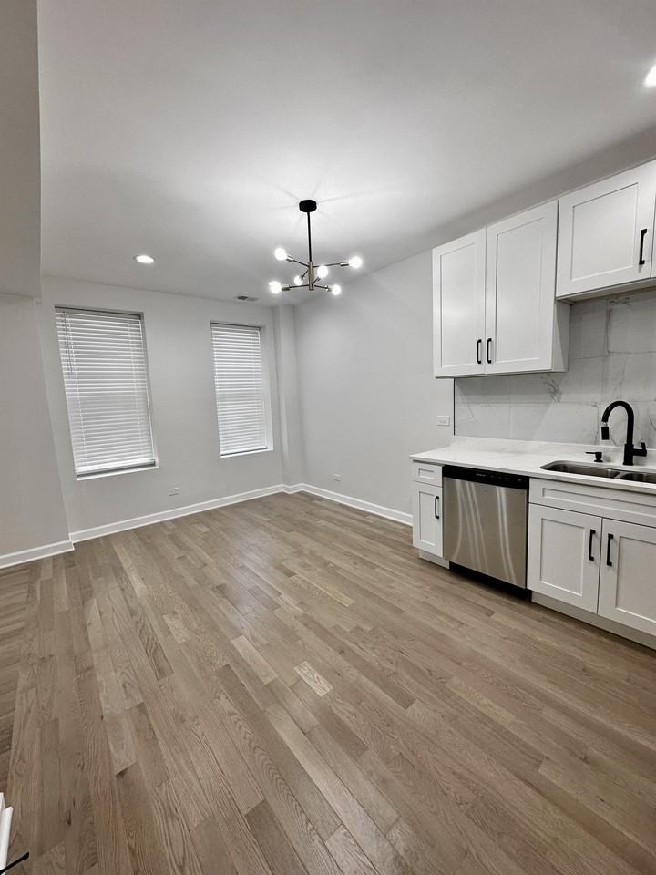 2946 N Rockwell St #3 - Photo 2 of 13