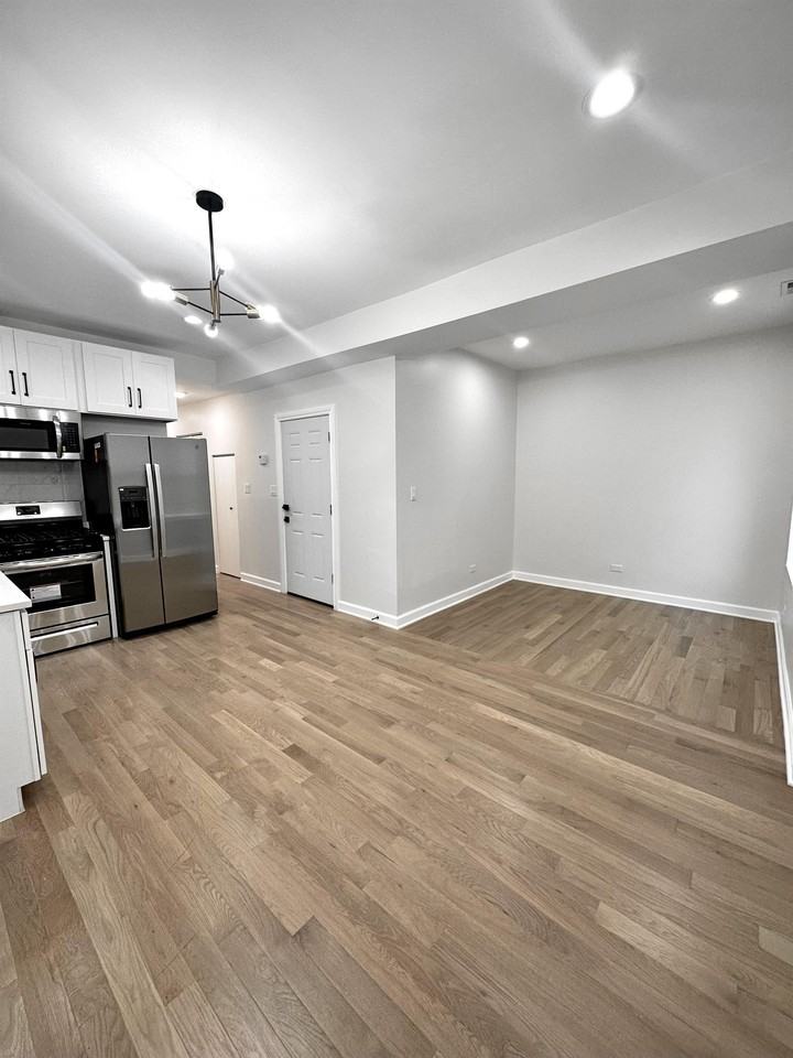 2946 N Rockwell St #3 - Photo 4 of 13