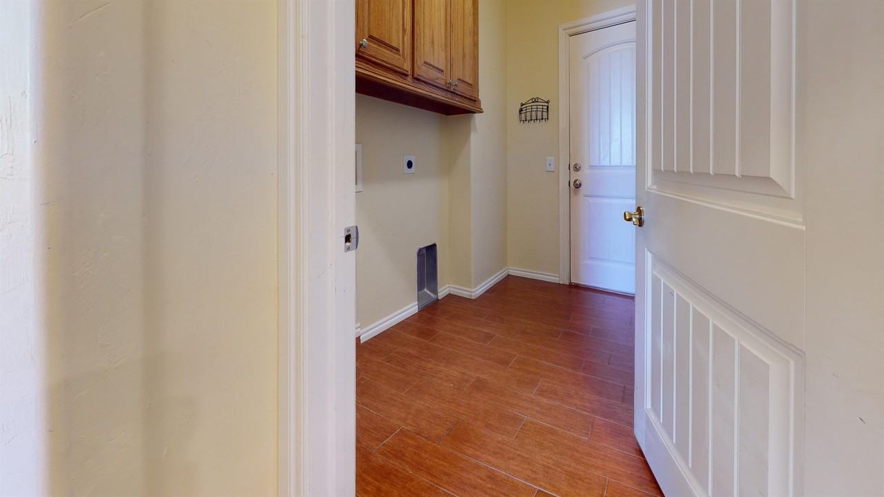 1004 Northeast Waverly Way - Photo 2 of 17