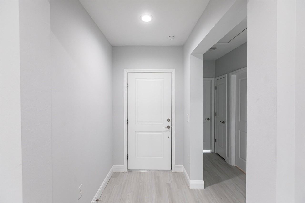 2113 Como St - Photo 2 of 31