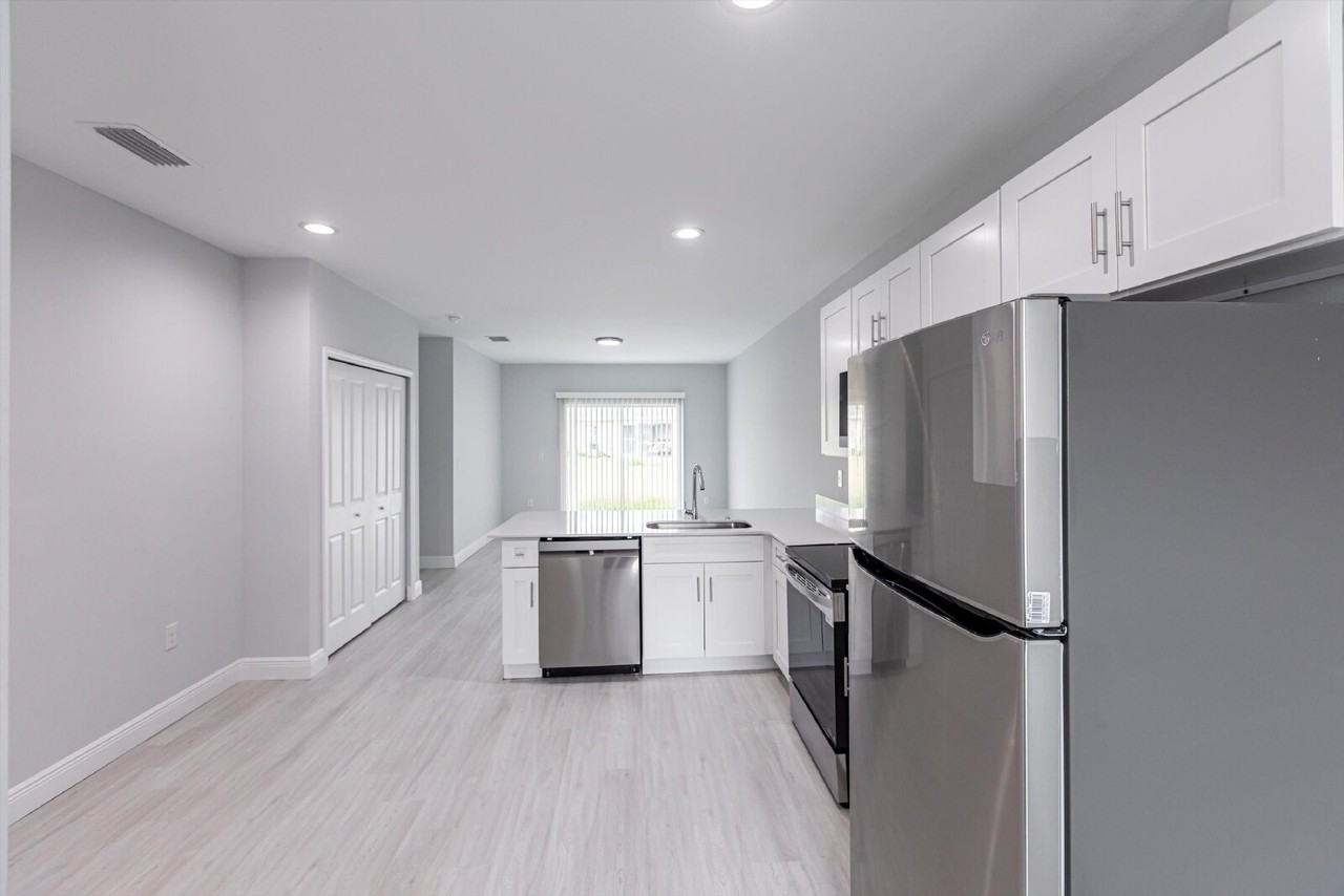 2113 Como St - Photo 3 of 31