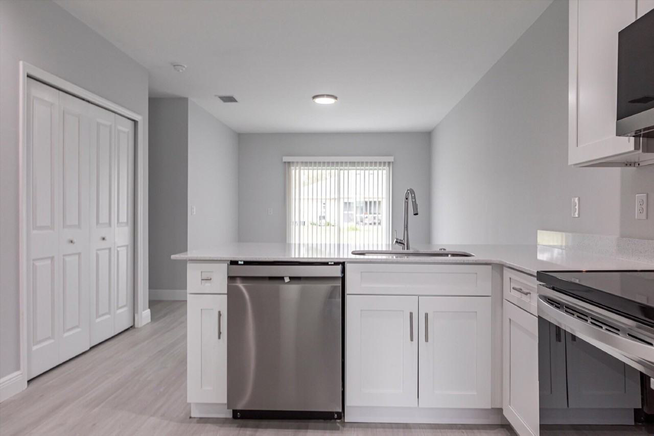 2113 Como St - Photo 4 of 31