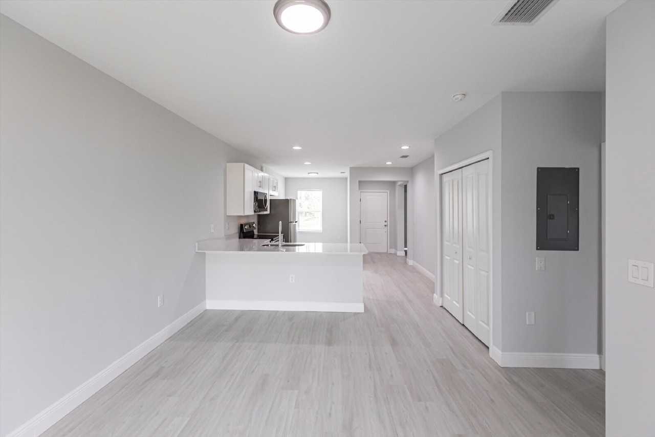 2113 Como St - Photo 7 of 31