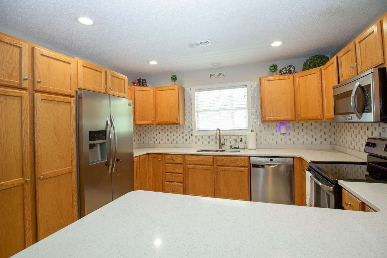 225 Adams Cir - Photo 7 of 40
