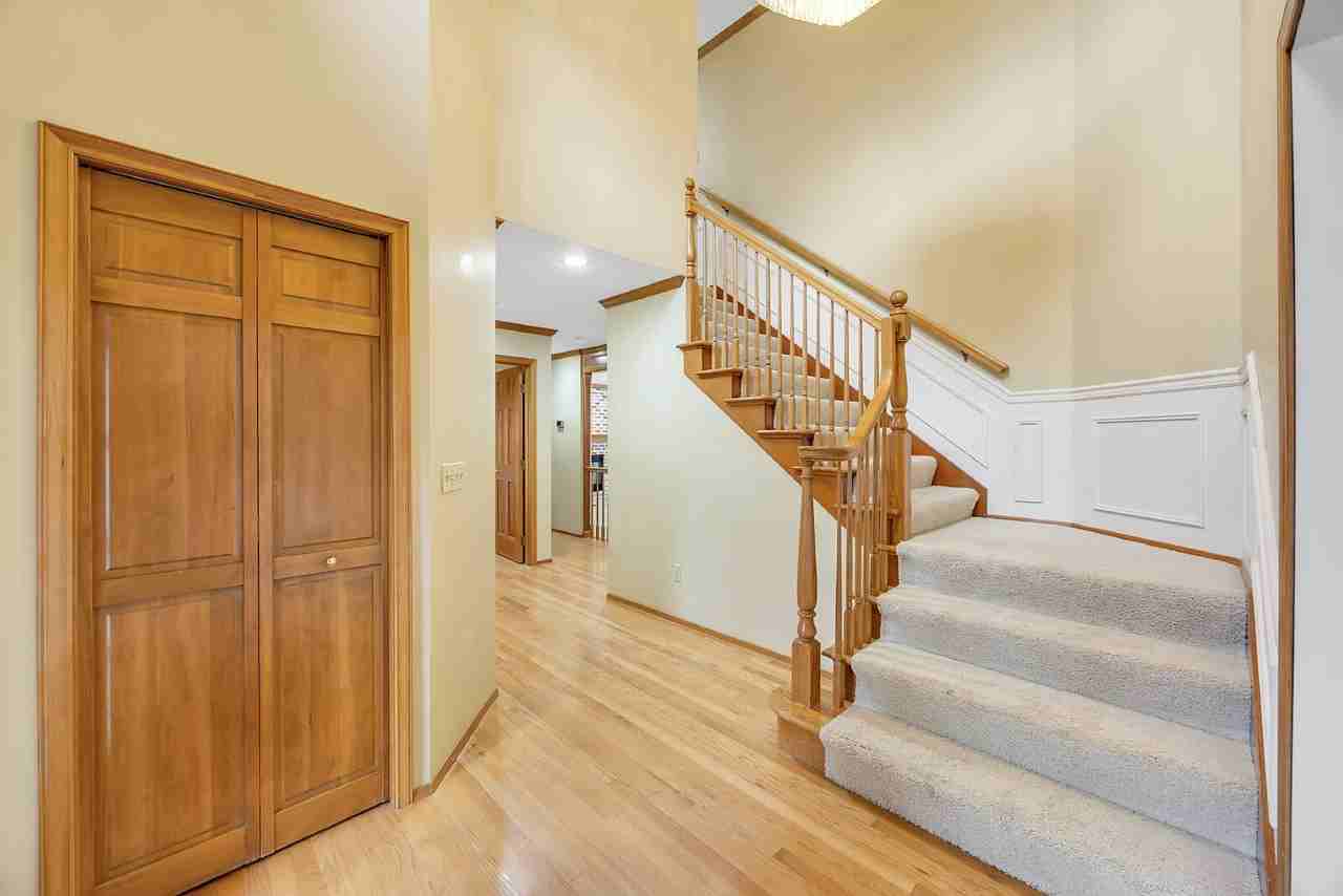 1711 28th St Se - Photo 3 of 26