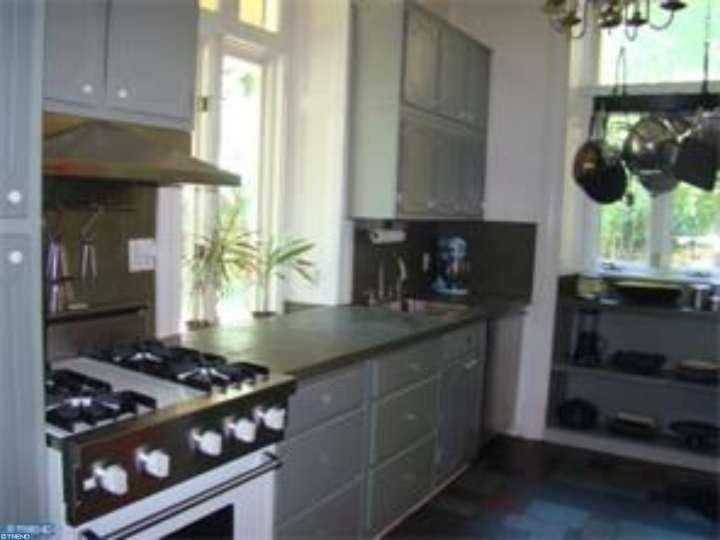 7806 Cresheim Rd - Photo 2 of 12