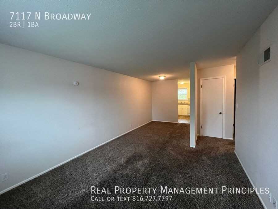 7117 N Broadway St - Photo 2 of 10