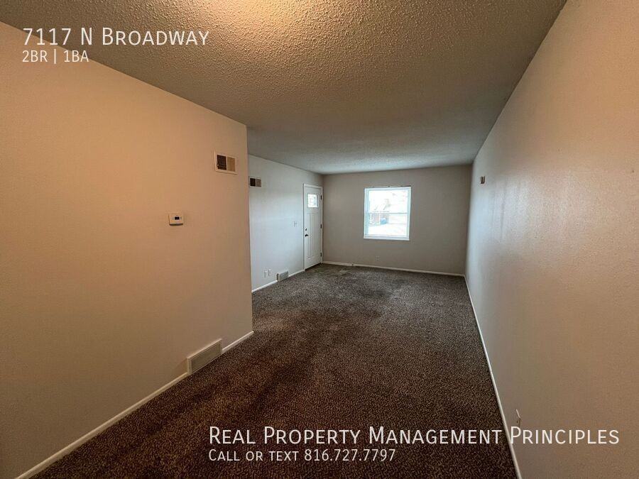 7117 N Broadway St - Photo 3 of 10