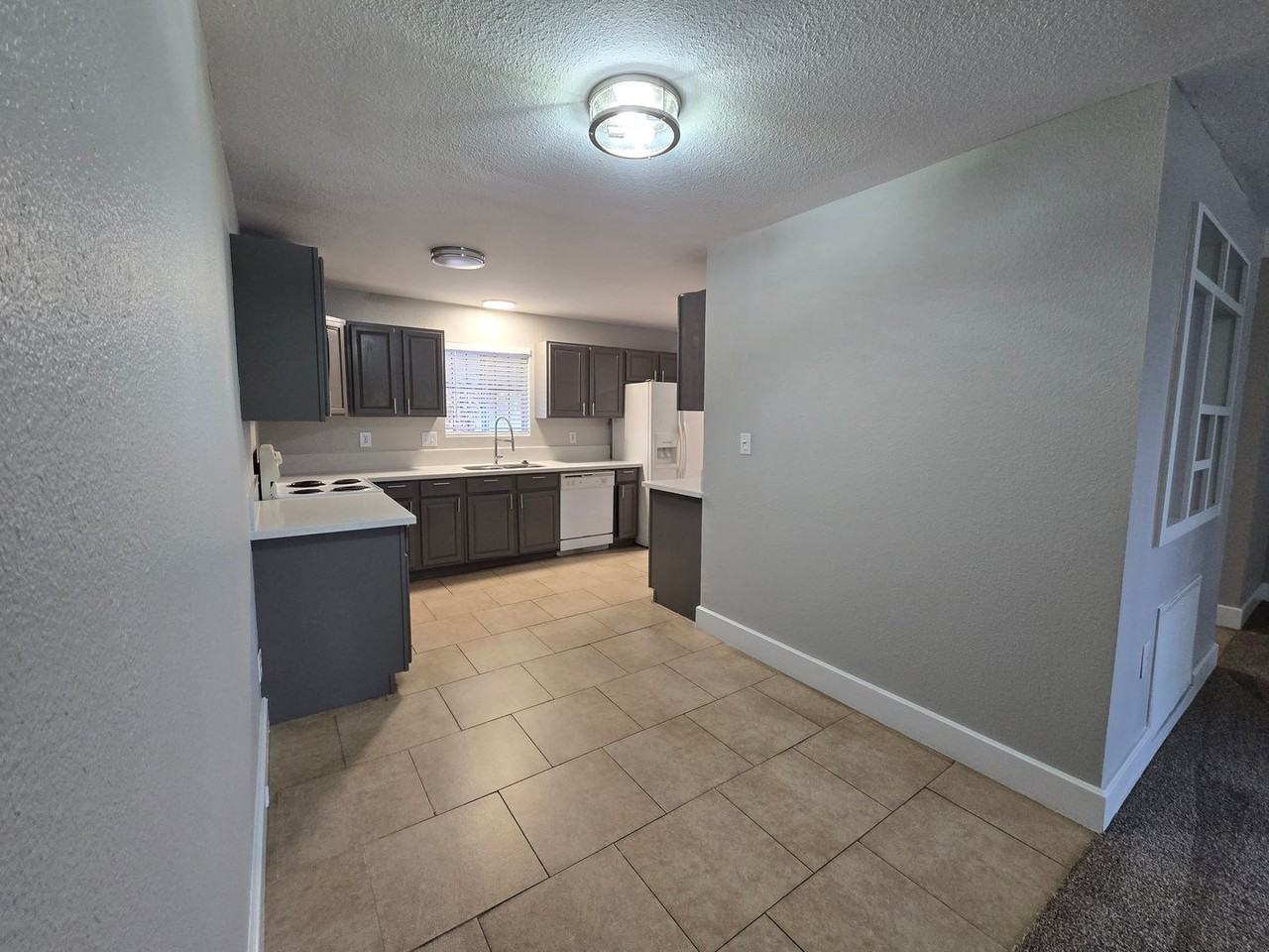 560 Greenbriar Townhouse Way - Photo 4 of 23