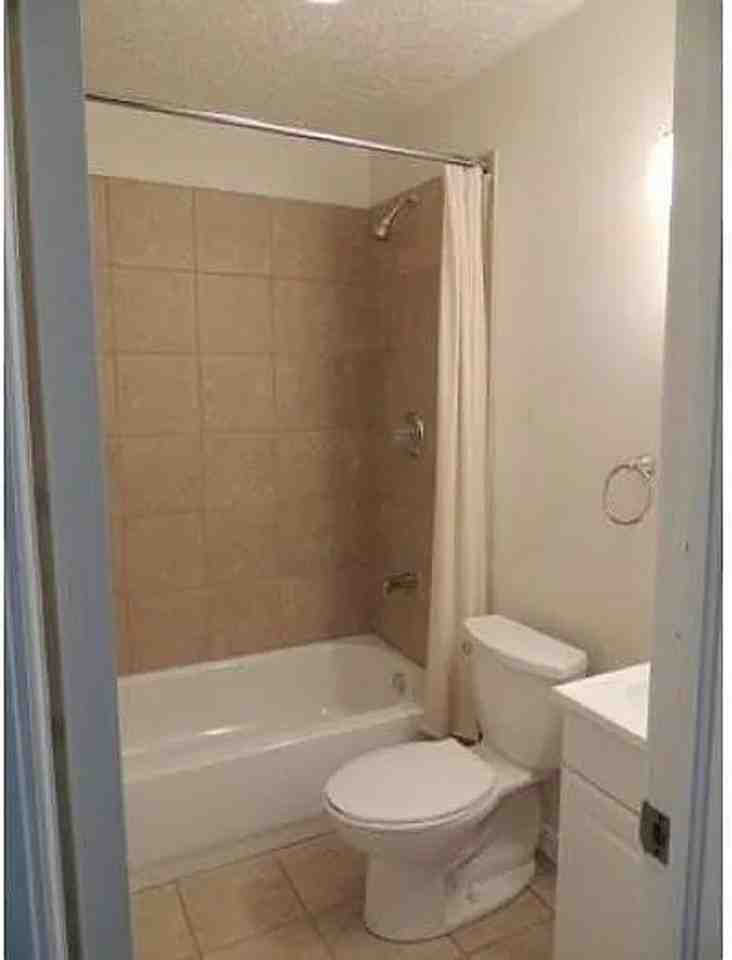 925 N Twyckenham Dr - Photo 3 of 13