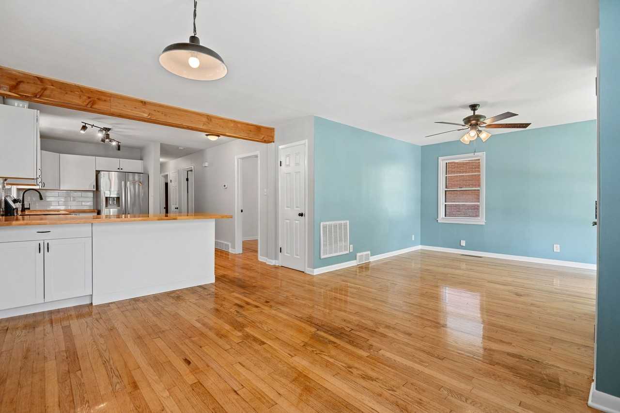 1403 Lincoln St - Photo 7 of 20