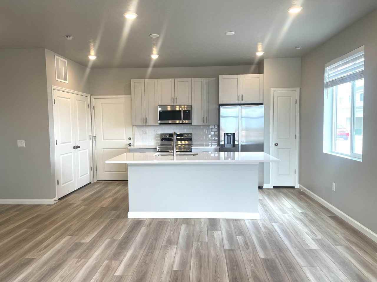 251 N Riverside Dr - Photo 2 of 15