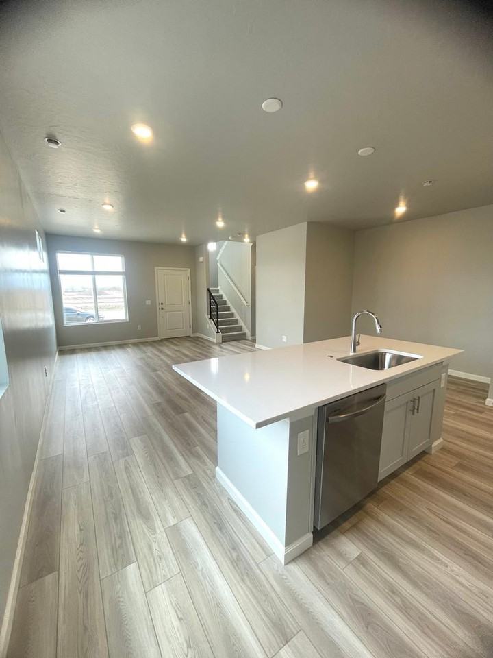 251 N Riverside Dr - Photo 3 of 15