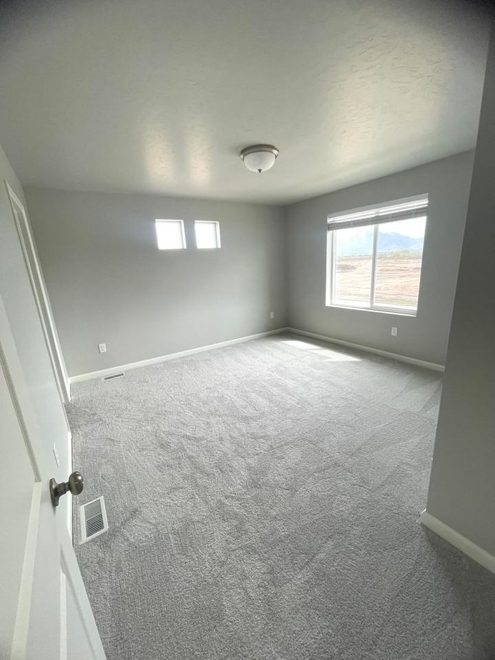 251 N Riverside Dr - Photo 5 of 15