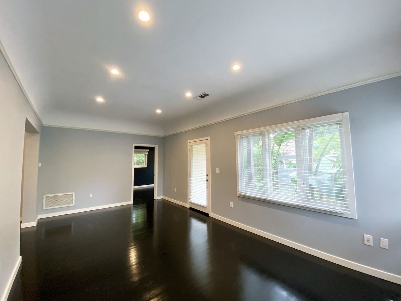 8532 W West Knoll Dr - Photo 4 of 18