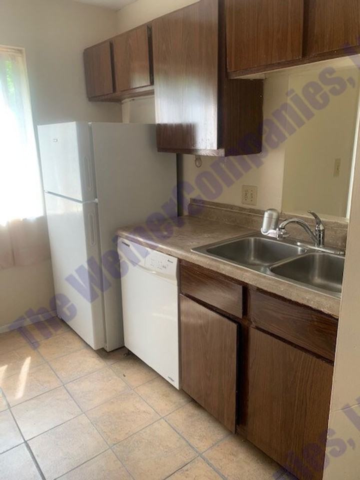 1911 Melrose Dr #B - Photo 6 of 9