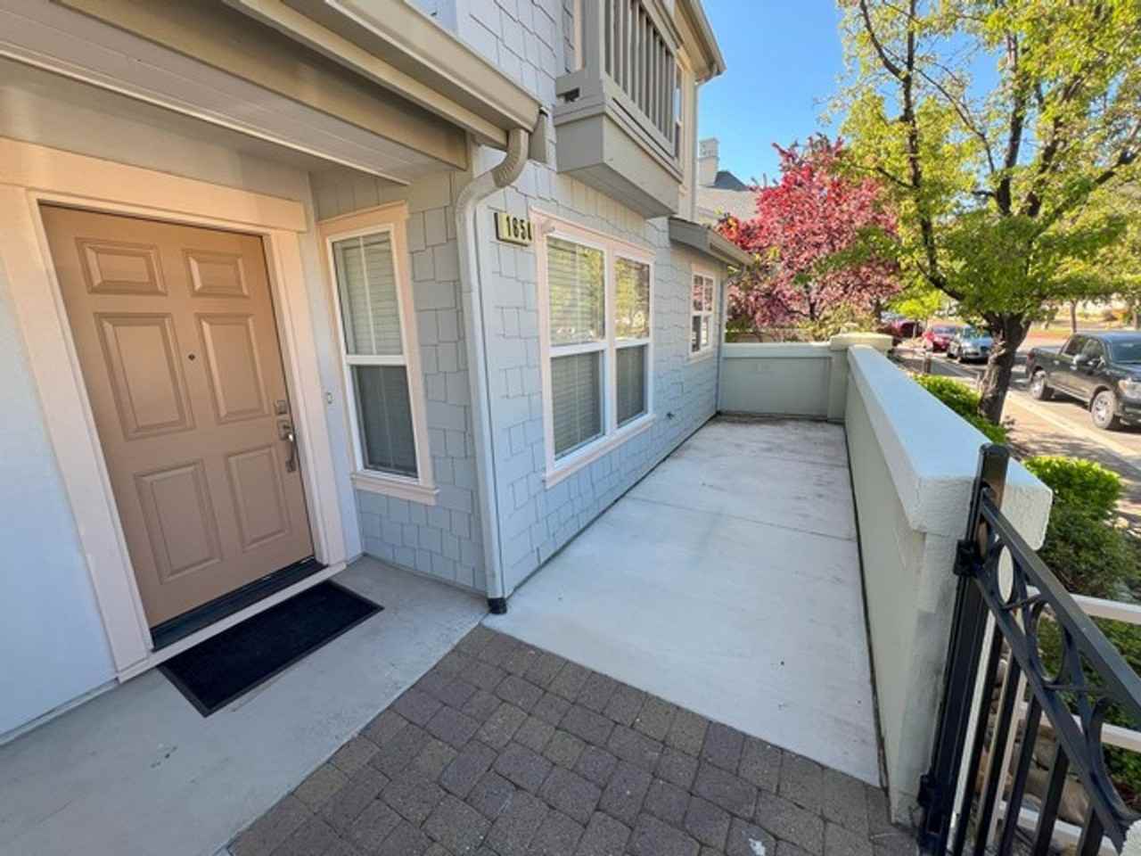 1654 Lone Oak Trl - Photo 3 of 24