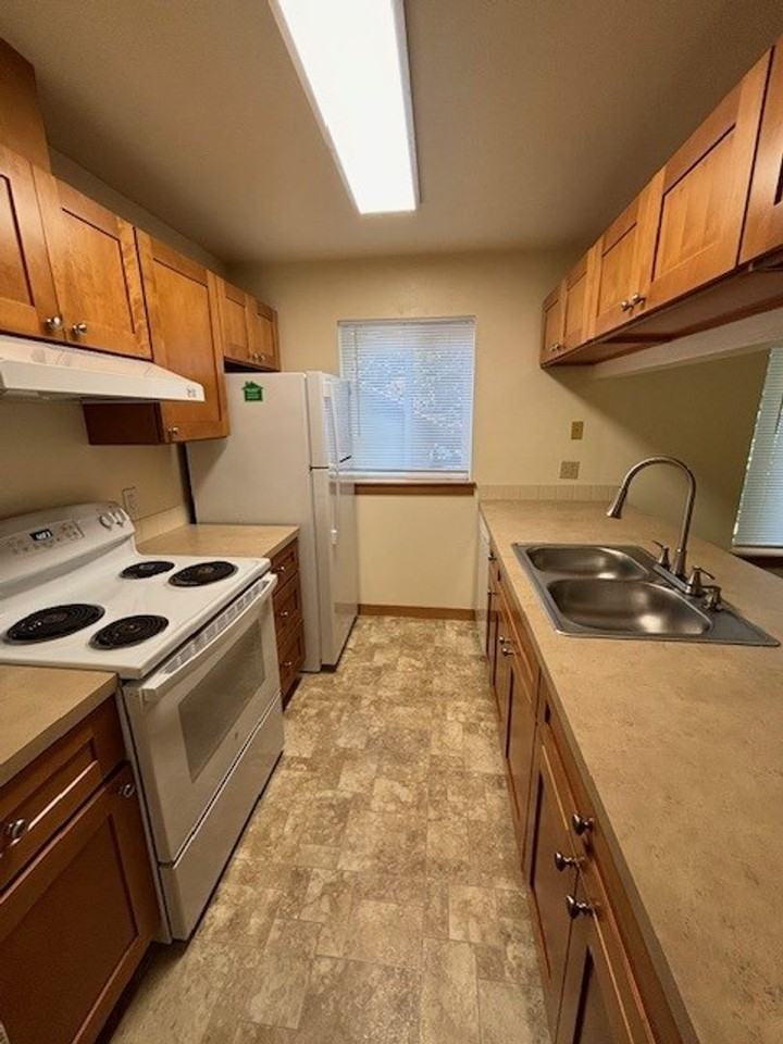 English Gardens Apartments - Photo 4 of 9