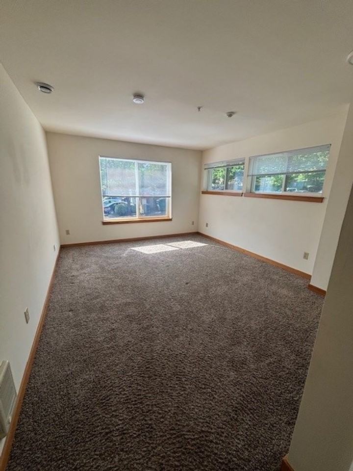 English Gardens Apartments - Photo 6 of 9