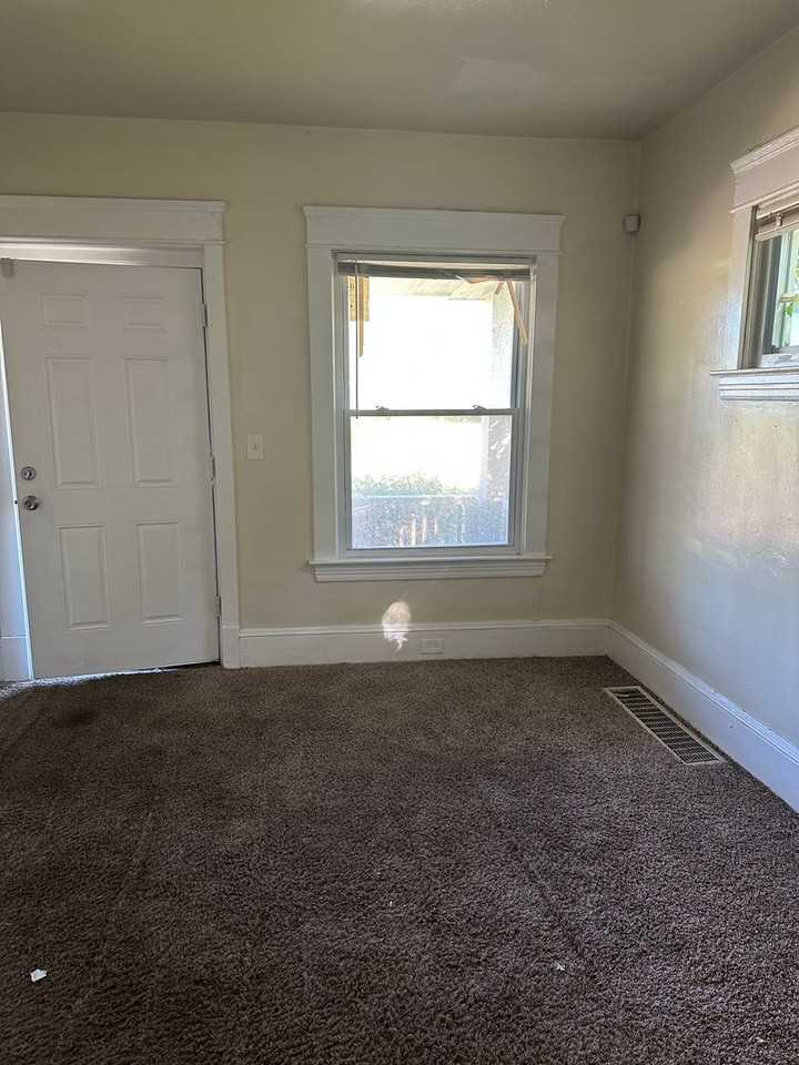 13210 Ferris Ave - Photo 2 of 10