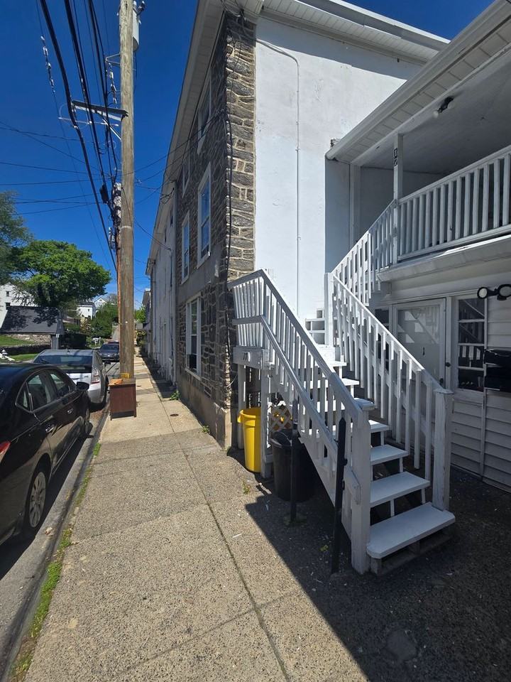 17 Jefferson St #2 - Photo 3 of 28