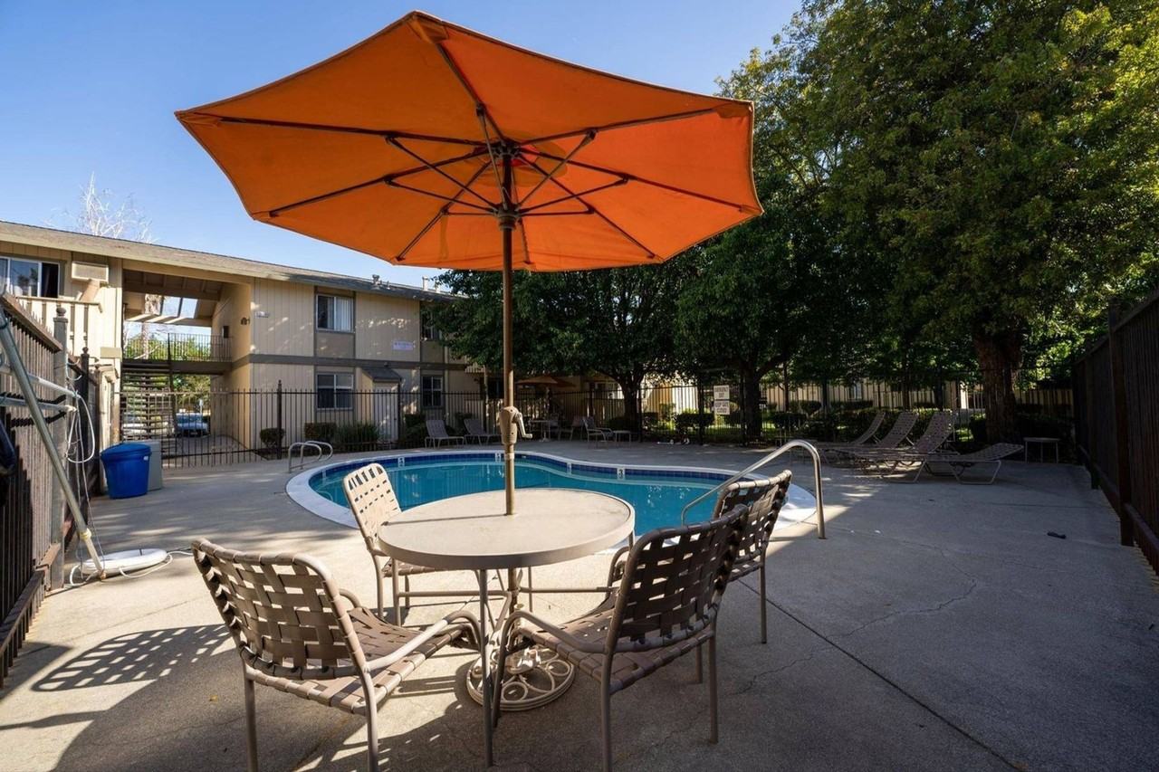 Oakview Apartments - Photo 4 of 25