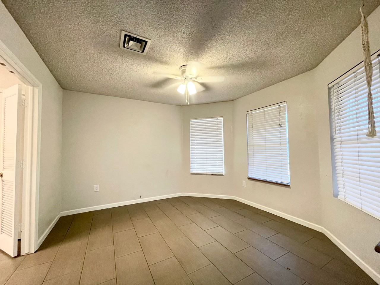 1482 W Elgin St - Photo 5 of 23