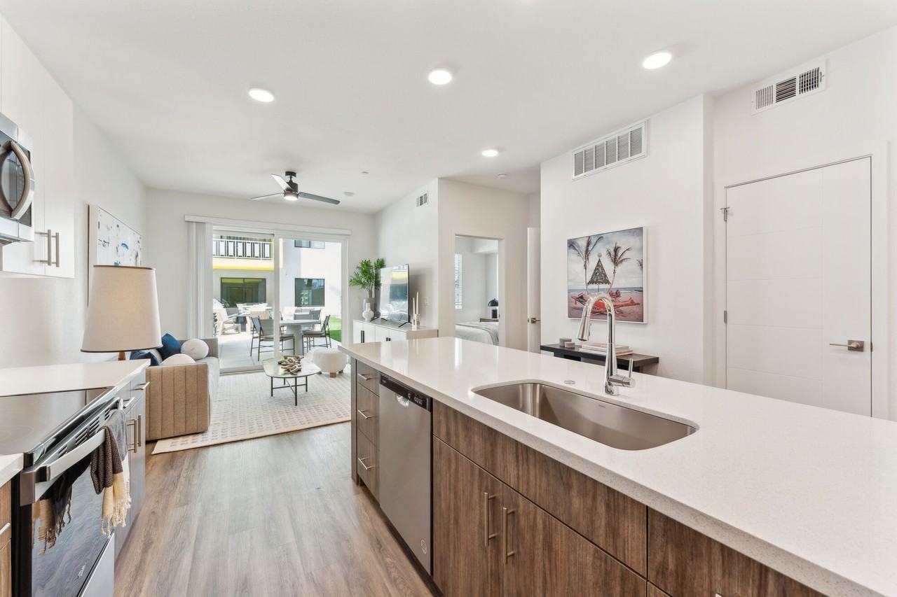 Blue Eastline - Photo 2 of 39