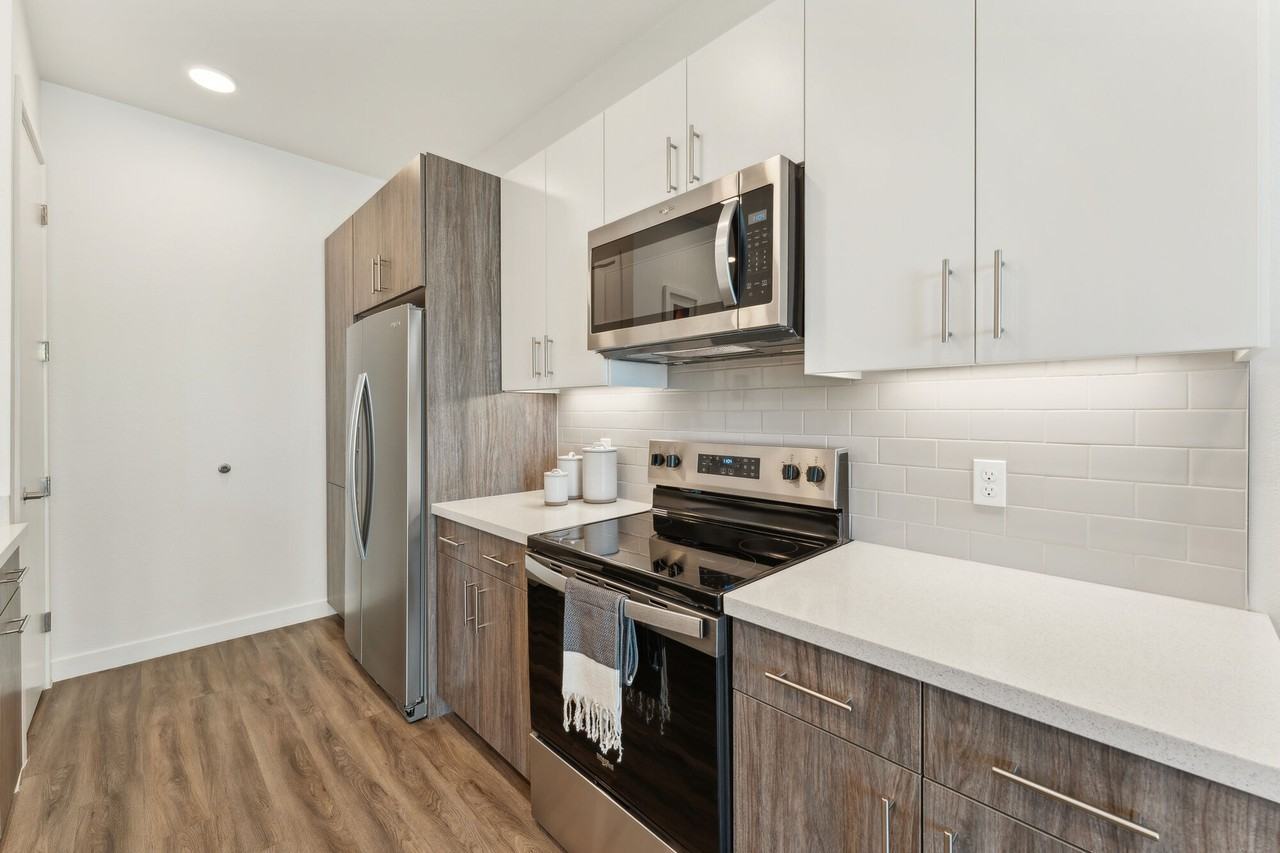 Blue Eastline - Photo 3 of 39