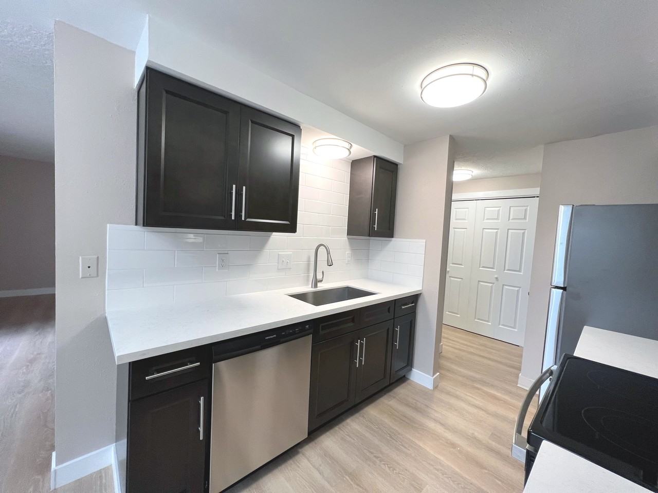 708 Browning Avenue South - Photo 4 of 26