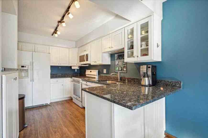 8404 W 100th St - Photo 3 of 10