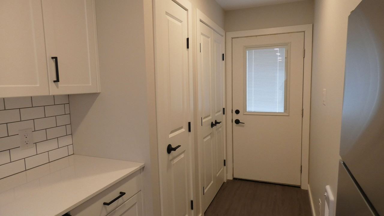 206 Yale Ave E #MAIN - Photo 3 of 12