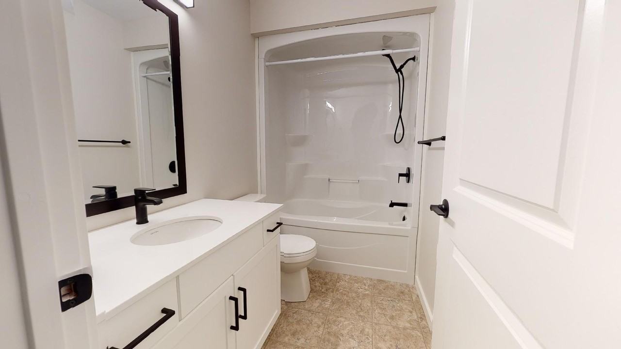 206 Yale Ave E #MAIN - Photo 6 of 12