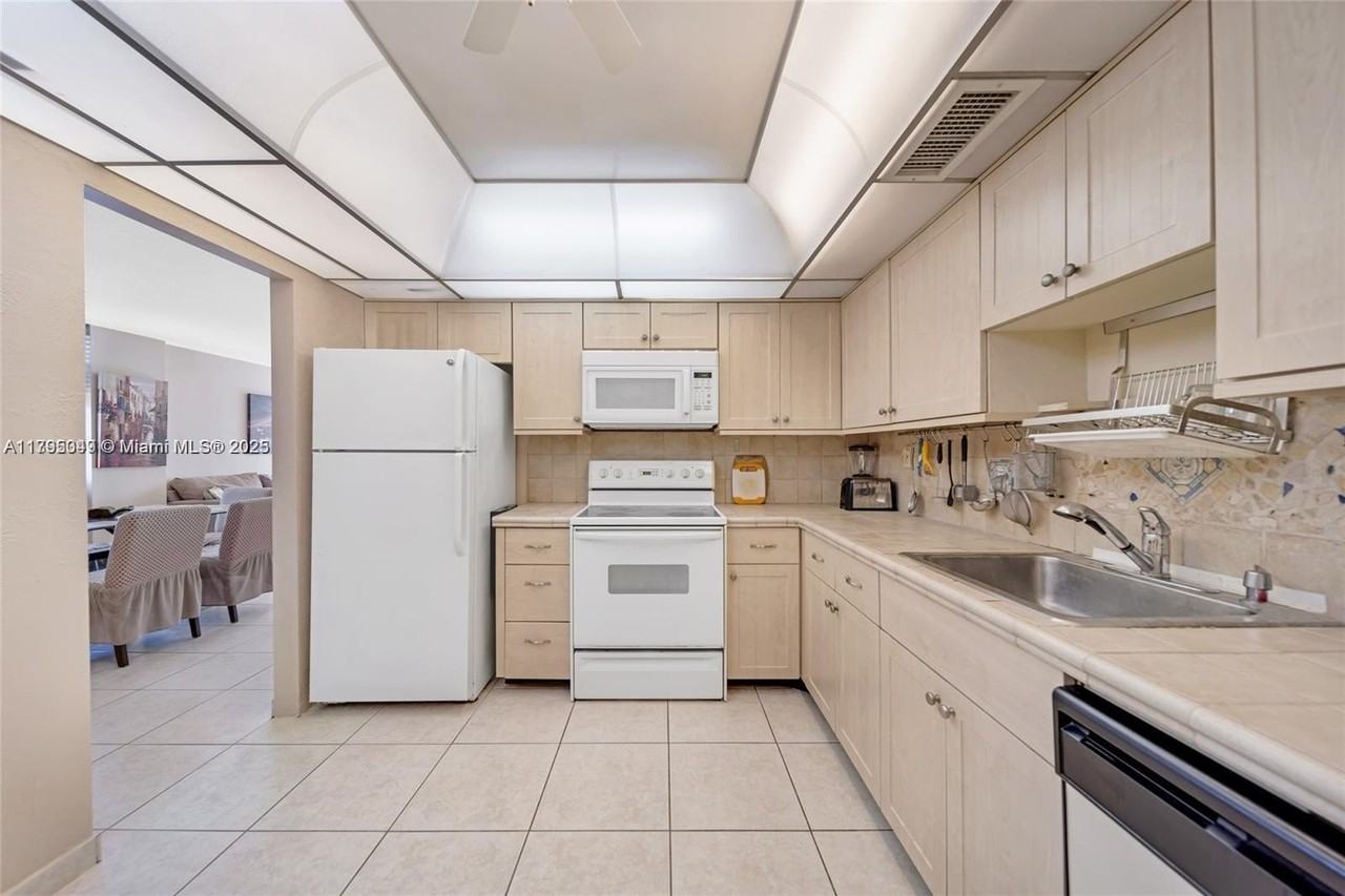 1600 S Ocean Dr #4G - Photo 6 of 18