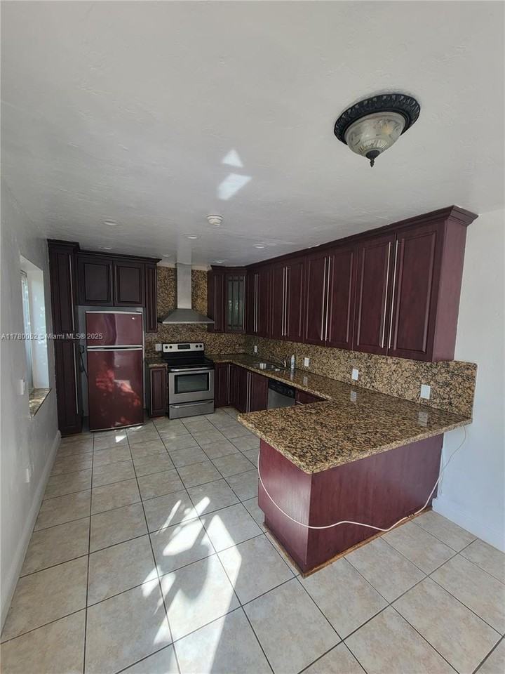 655 Sw 19th Rd #1 - Photo 2 of 8