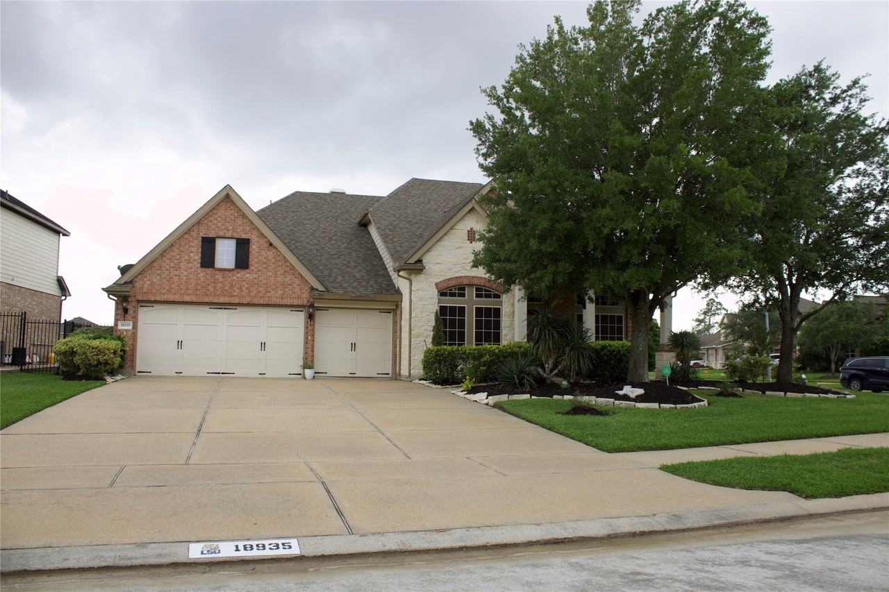 18935 Emery Meadows Ln - Photo 2 of 17