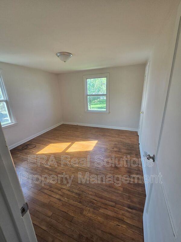 2705 Eakin Rd - Photo 3 of 17