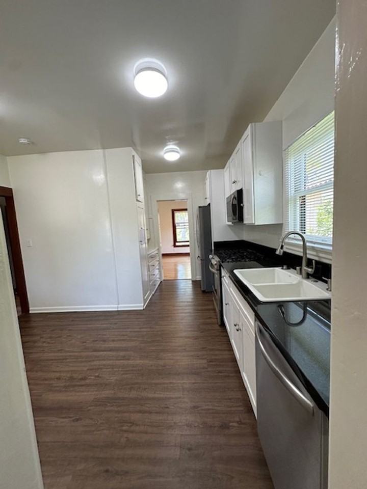 1409 Lyndon St - Photo 4 of 11