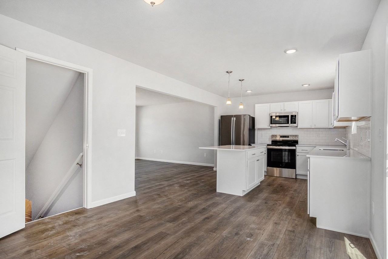 111 111 Iris Court - Photo 3 of 23