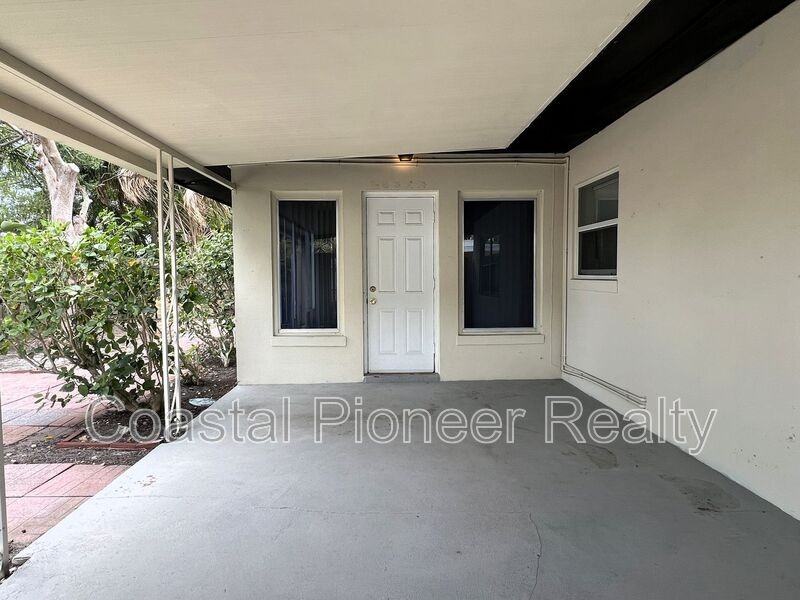 2489 Del Rio Way - Photo 3 of 24
