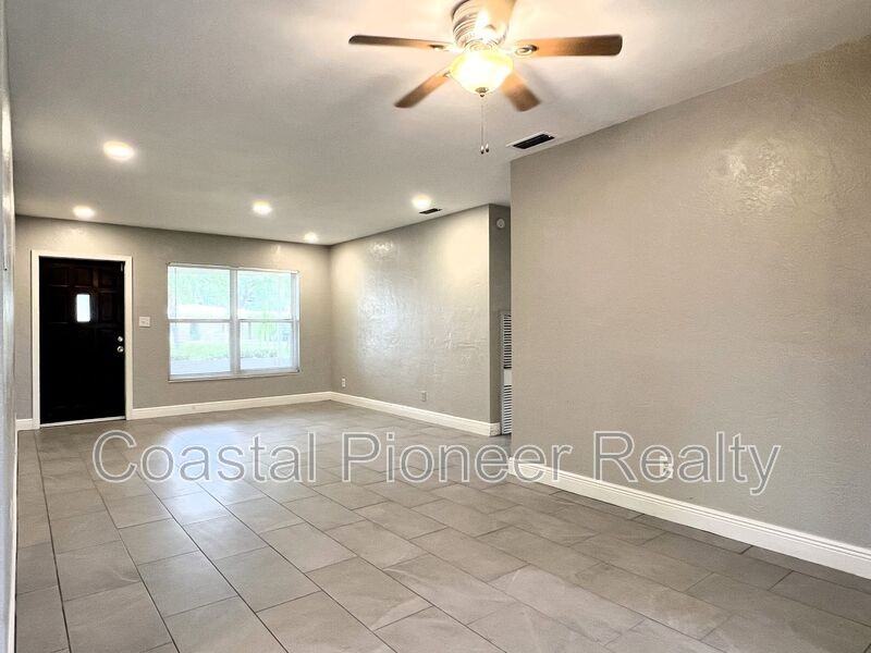 2489 Del Rio Way - Photo 4 of 24