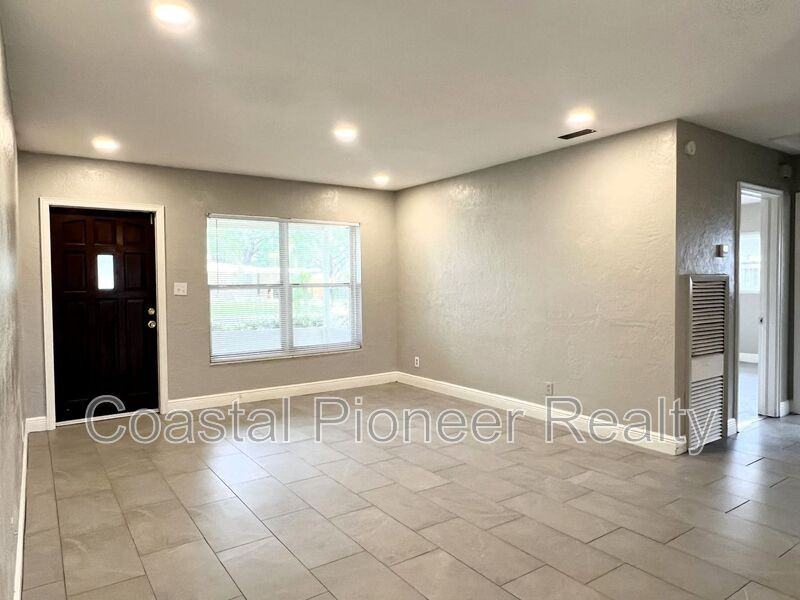 2489 Del Rio Way - Photo 5 of 24