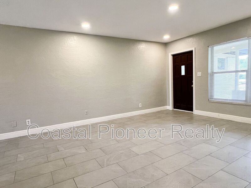 2489 Del Rio Way - Photo 6 of 24