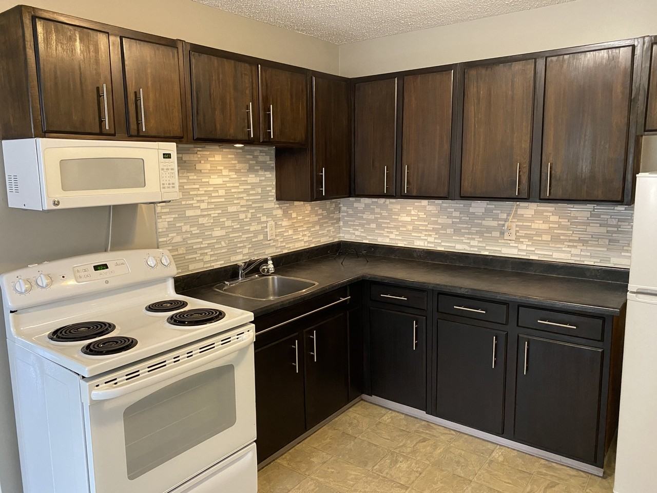 15403 93 Ave Nw - Photo 2 of 17