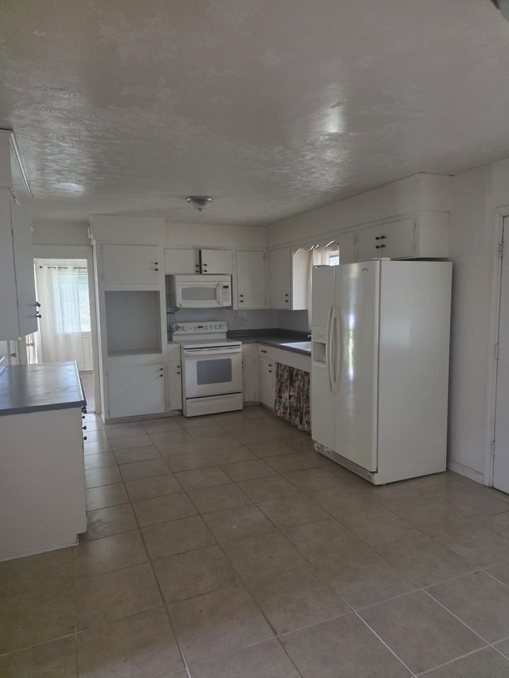 407 Se 28th Ave - Photo 3 of 9