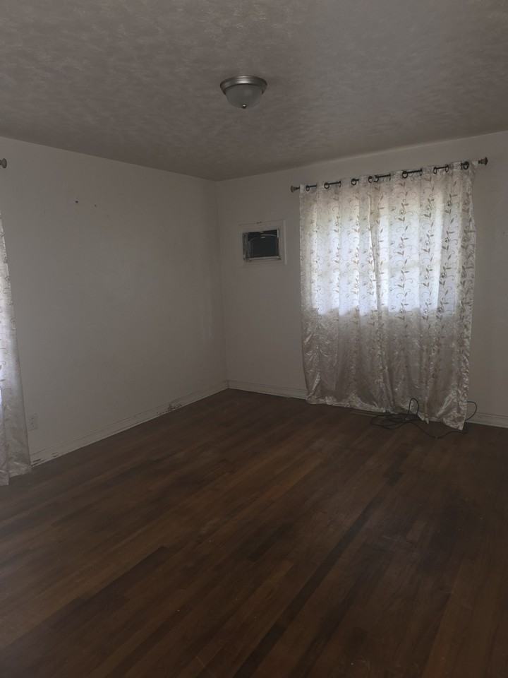 407 Se 28th Ave - Photo 6 of 9