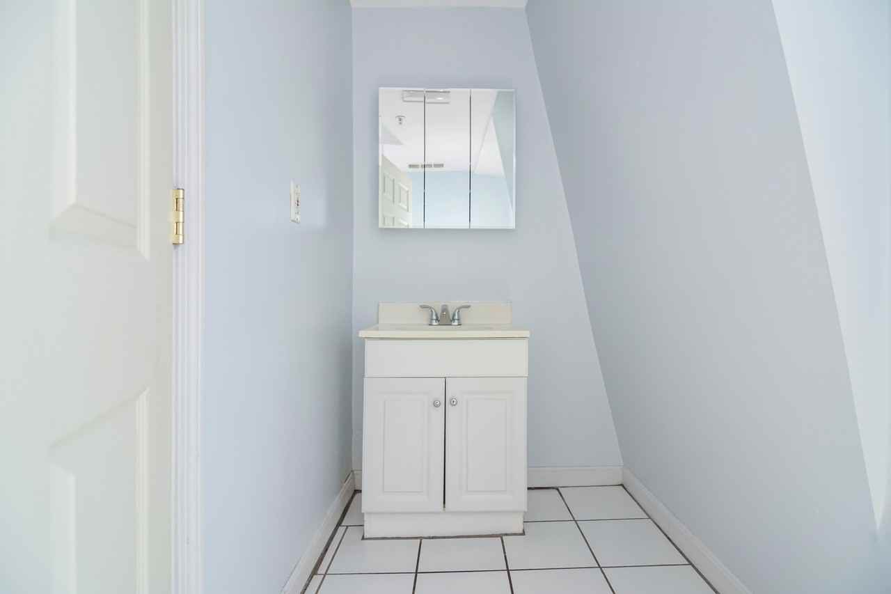 458 Weir St - Photo 2 of 18